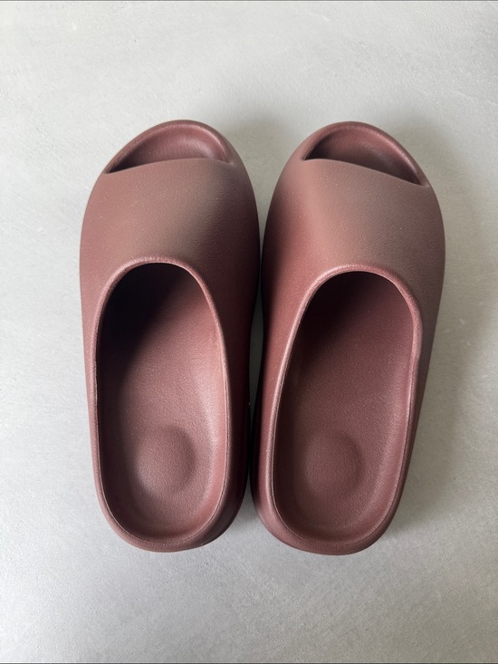 Other - NWT YEEZY YZY YS-01 FUDGE BROWN SLIDES SZ 8, 9